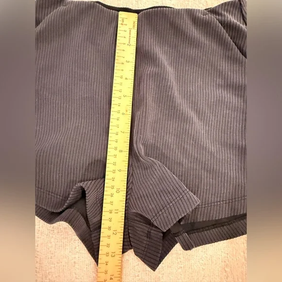 lululemon athletica Charcoal Ribbed Athletic Shorts cheeky 4 pockets elastic - Picture 13 of 13
